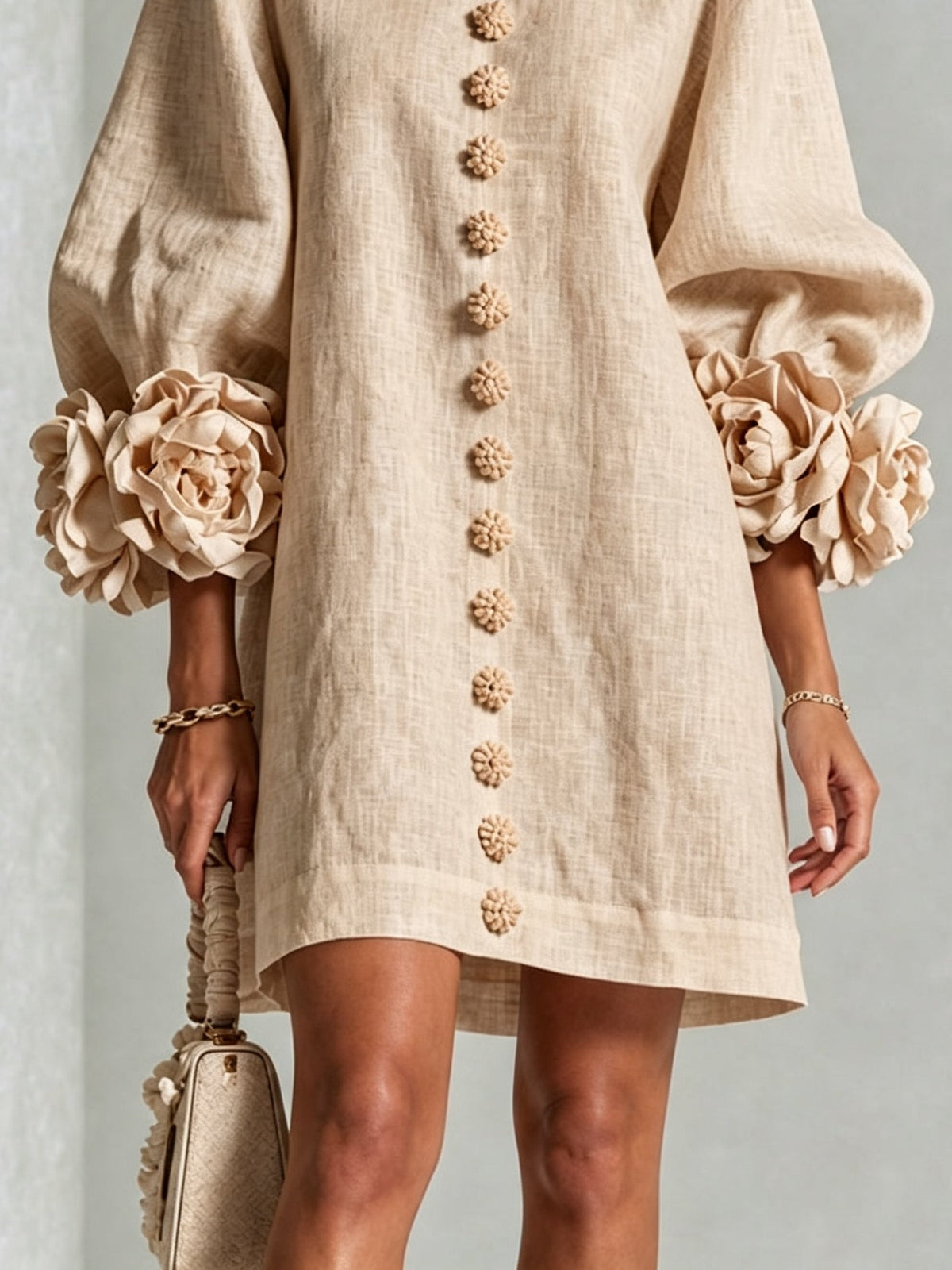 Beige bloemenmini-jurk met opvallende bloemenmanchetten