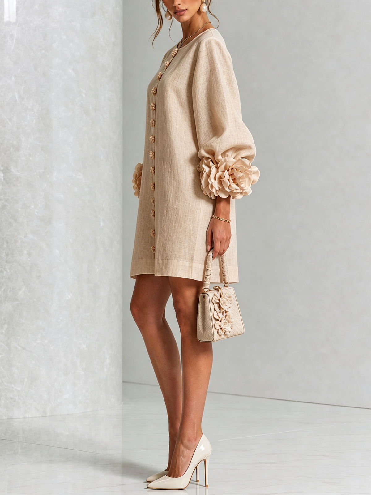 Beige bloemenmini-jurk met opvallende bloemenmanchetten