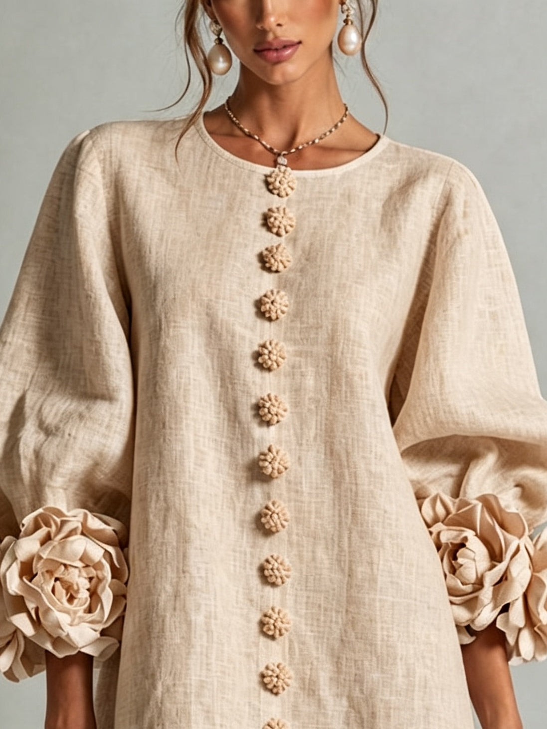 Beige bloemenmini-jurk met opvallende bloemenmanchetten