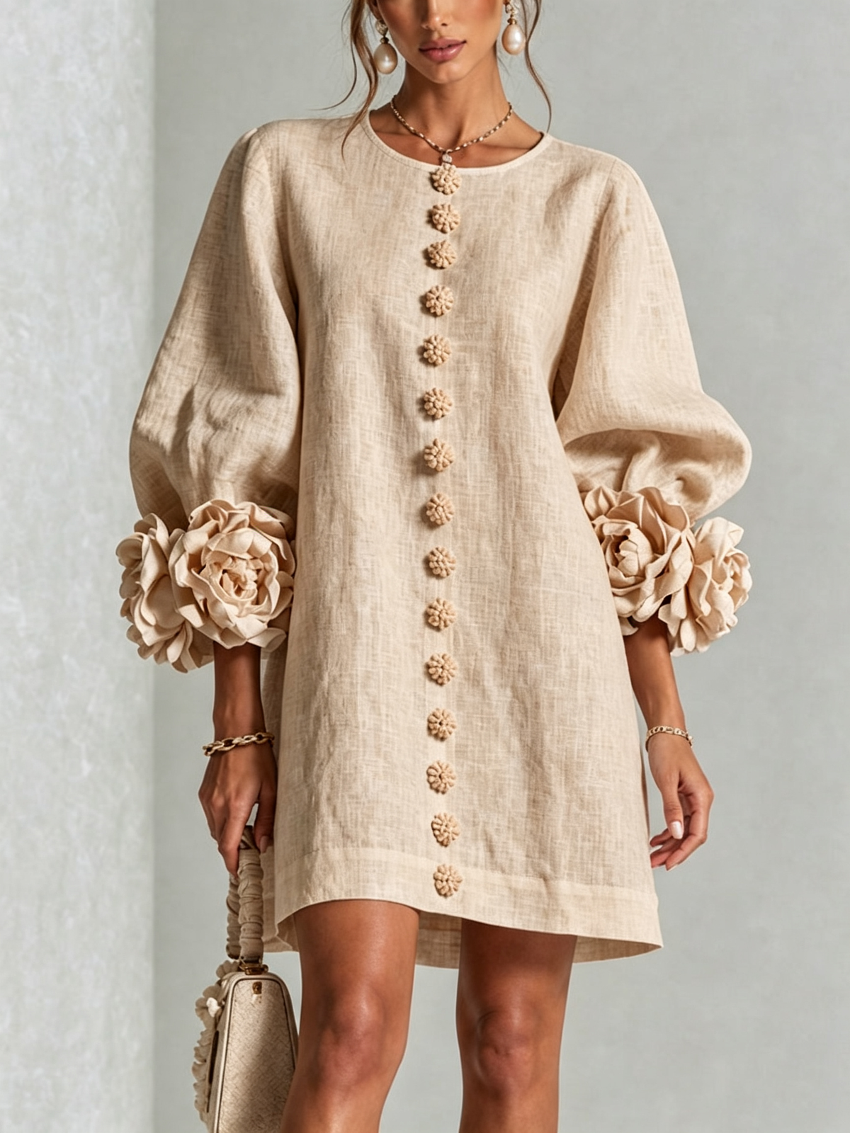 Beige bloemenmini-jurk met opvallende bloemenmanchetten
