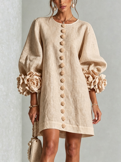 Beige bloemenmini-jurk met opvallende bloemenmanchetten