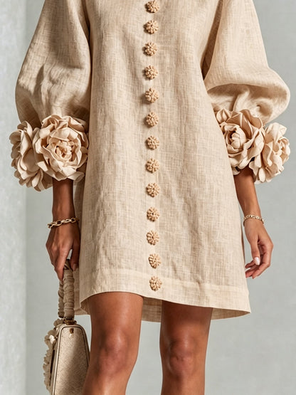 Beige bloemenmini-jurk met opvallende bloemenmanchetten