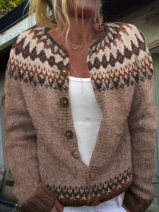 Sofie | Koffiekleurig vest met knopen en ronde hals, IJslands patroon, grof gebreid